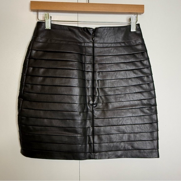 Majorelle - Chloe Black Faux Leather pleated Mini Skirt - XS - Picture 4 of 10
